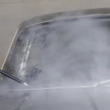 Dampfsaugen von Autos für gründliche Reinigung und neuen Glanz