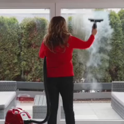 Zu sehen ist eine Person die mit dem Tiamo S Dampfsauger Fenster reinigt.